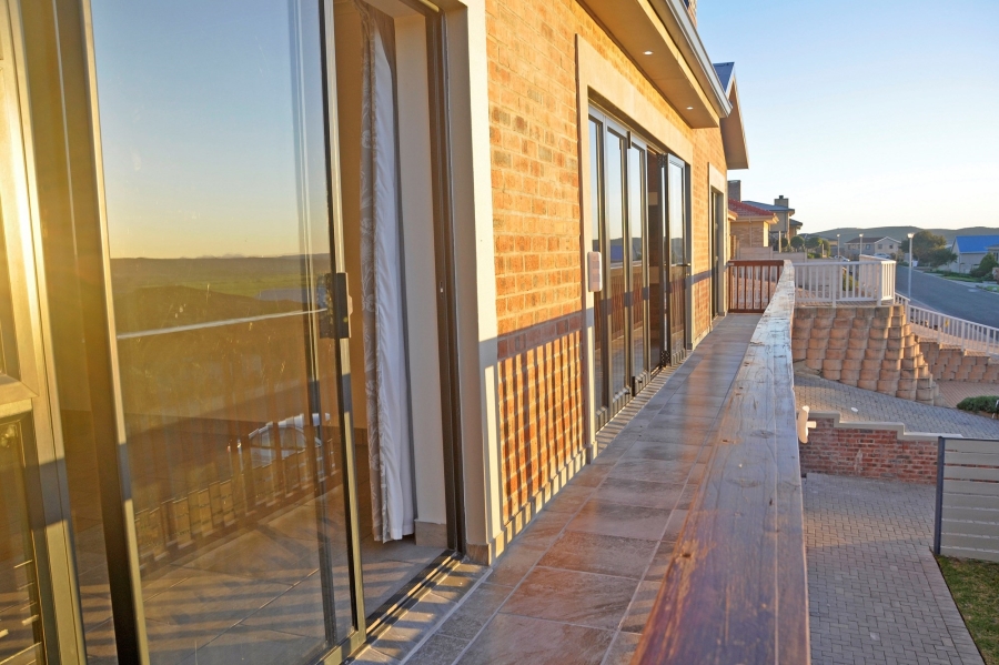 5 Bedroom Property for Sale in Reebok Western Cape